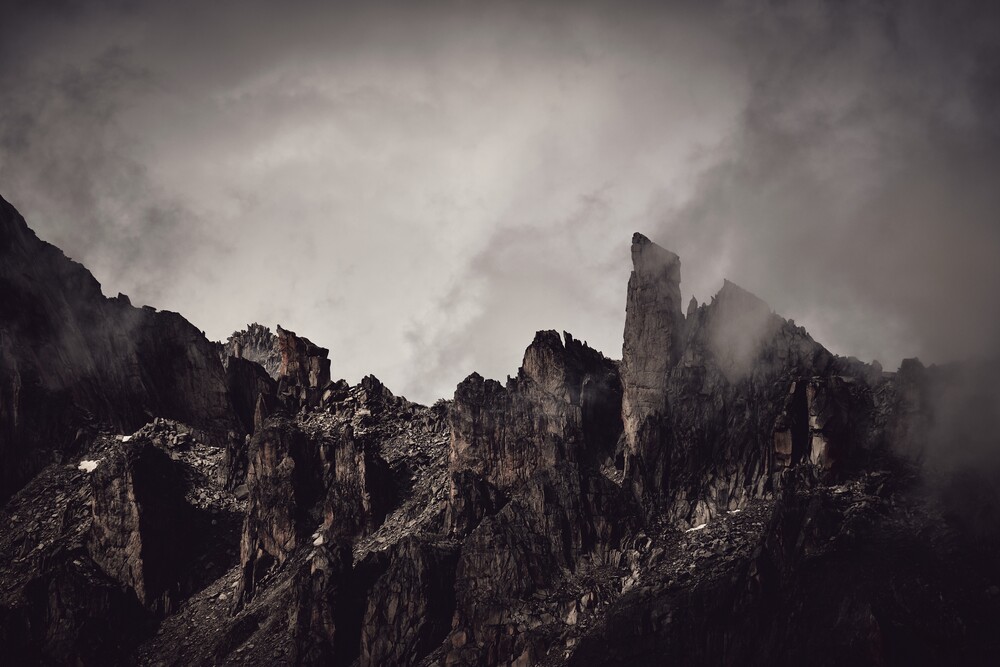 Stimmungsvolle Bergsilhouette - fotokunst von Alex Wesche