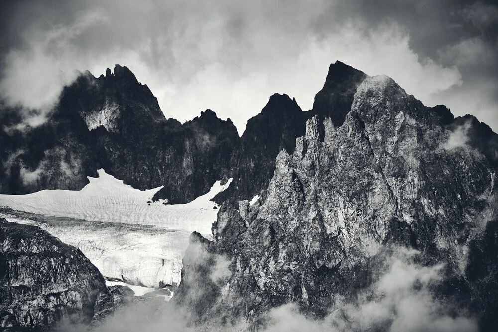 Zerklüftete Gebirgskette - fotokunst von Alex Wesche