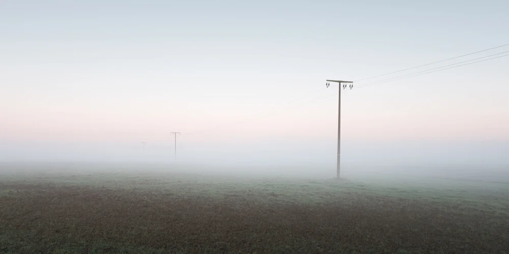 Strommasten im Nebel III - fotokunst von Thomas Wegner