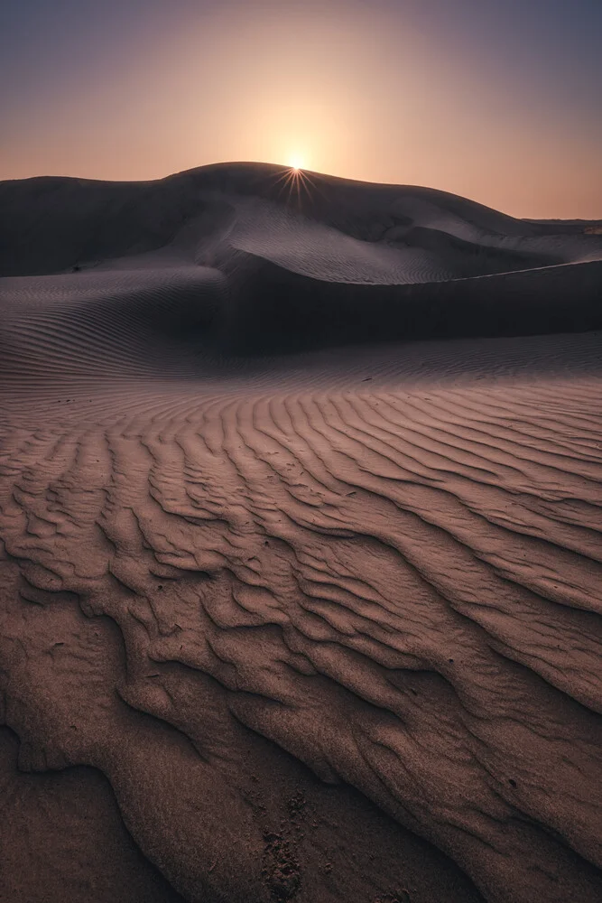 Wahiba Sands Wüste mit Sonne über den Sanddünen - fotokunst von Jean Claude Castor