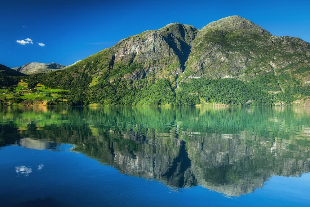 Natürlicher Spiegel - Oppstrynsvatnet - Norwegen - fotokunst von Mikolaj Gospodarek