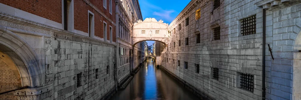 Seufzerbrücke am Abend - fotokunst von Jan Becke