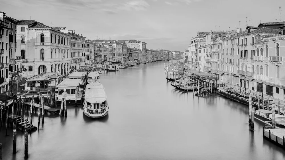 Sonnenaufgang in Venedig an der Rialto Brücke - fotokunst von Dennis Wehrmann