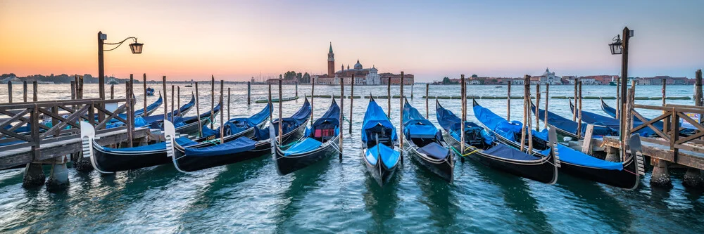 Gondeln am Pier in Venedig - fotokunst von Jan Becke