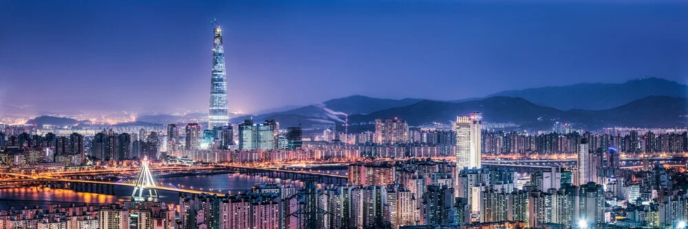 Lotte World Tower und Seoul Skyline bei Nacht - fotokunst von Jan Becke