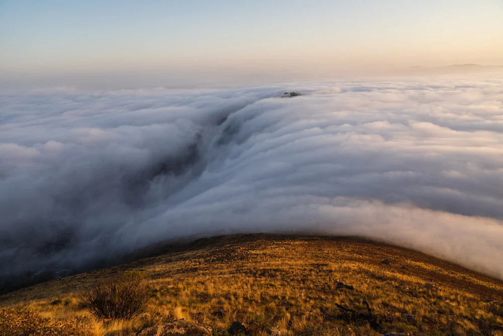 Wasserfall aus Wolken über dem Signal Hill in Kapstadt - fotokunst von Lina Jakobi