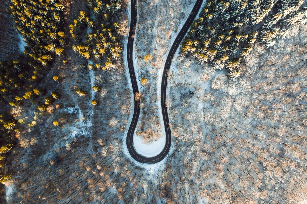 Kurvige Straße von oben - fotokunst von Lina Jakobi