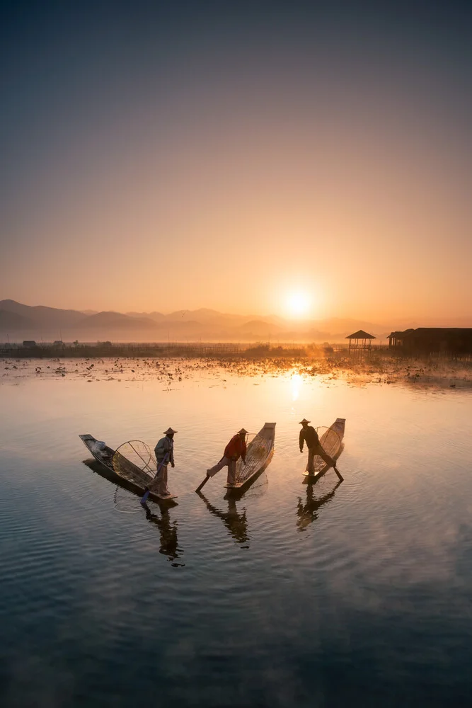 Intha fishermen on Inle Lake in Myanmar - Fineart photography by Jan Becke