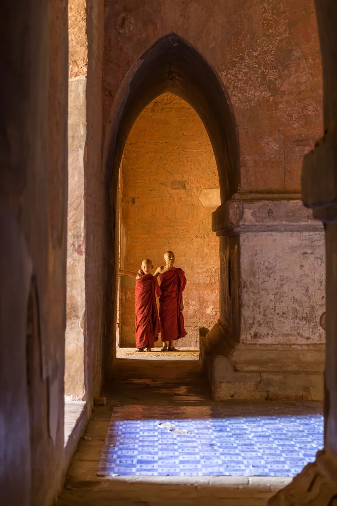 Buddhistische Mönche in einem Tempel in Bagan - fotokunst von Jan Becke