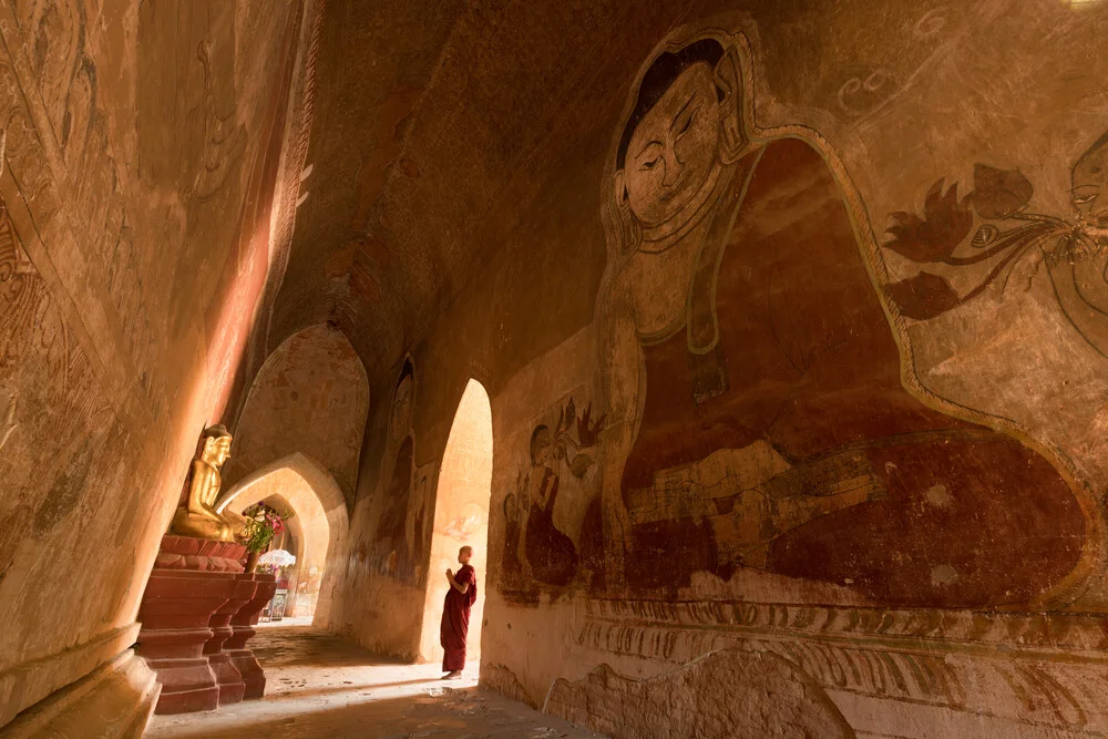 Mönch in einem buddhistischen Tempel in Bagan - fotokunst von Jan Becke