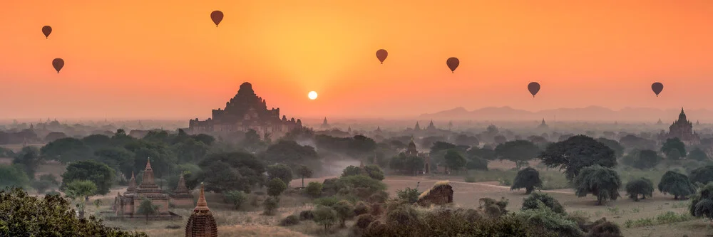 Blick auf den Dhammayangyi temple at sunrise - Fineart photography by Jan Becke