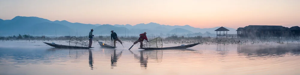 Intha Fischer auf dem Inle-See in Myanmar - fotokunst von Jan Becke