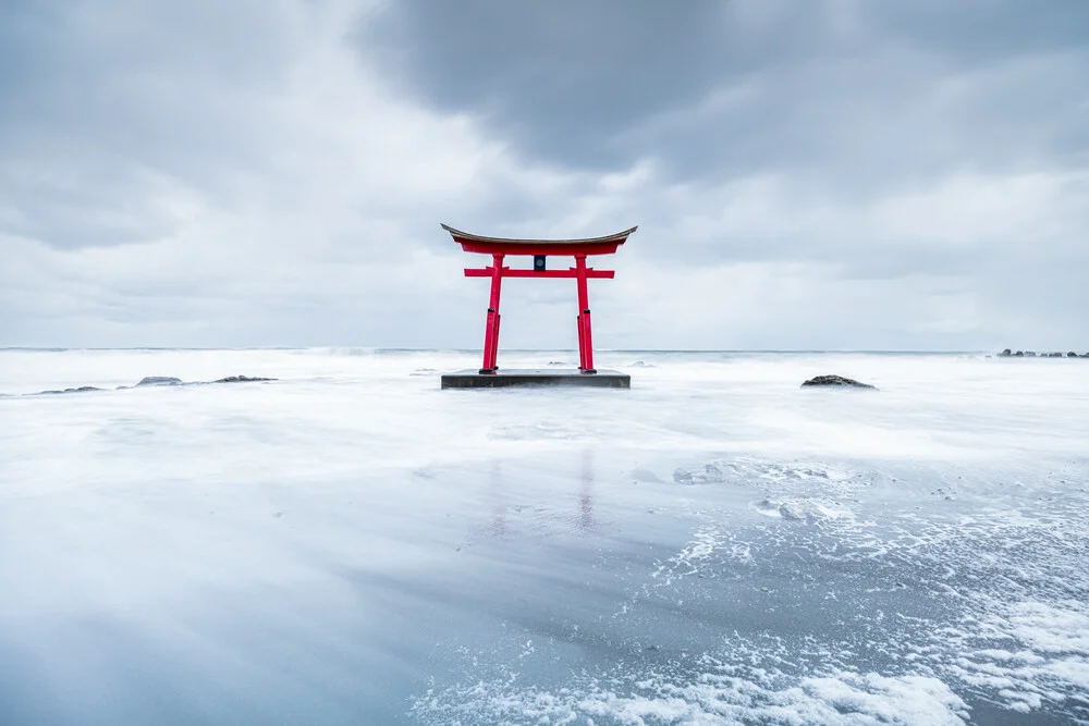 Rotes Torii im Winter - fotokunst von Jan Becke