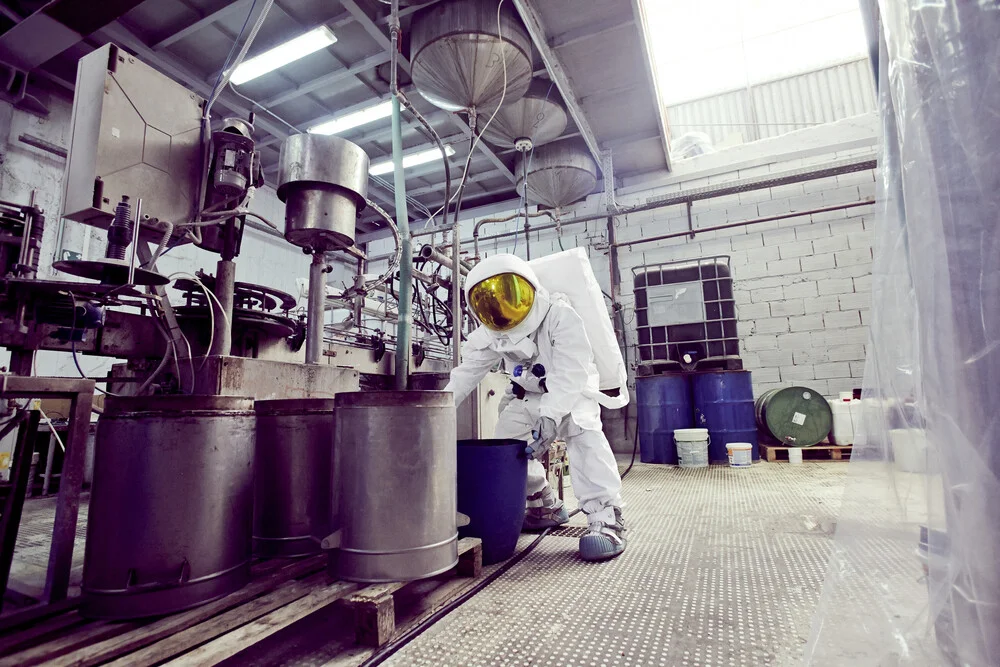 Der Protestonaut in der Seifenfabrik. - fotokunst von Sophia Hauk