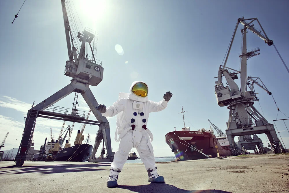 Der Protestonaut im Hafen. - fotokunst von Sophia Hauk