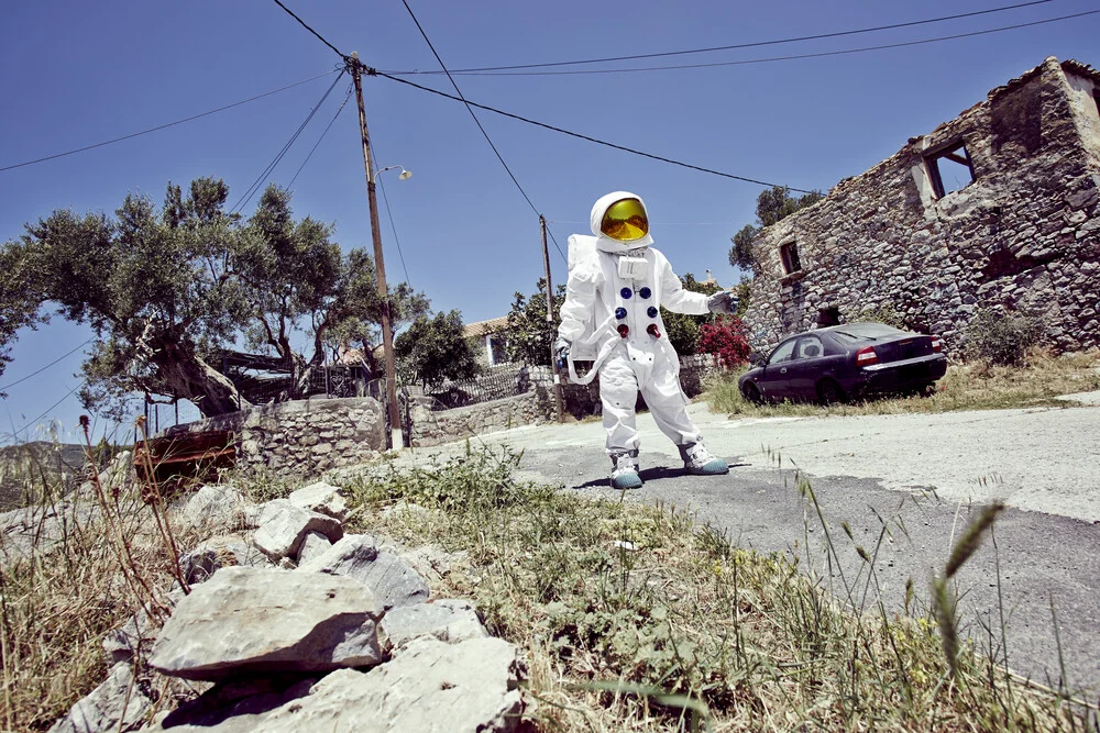 Der Protestonaut in einem verlassenen Dorf - fotokunst von Sophia Hauk