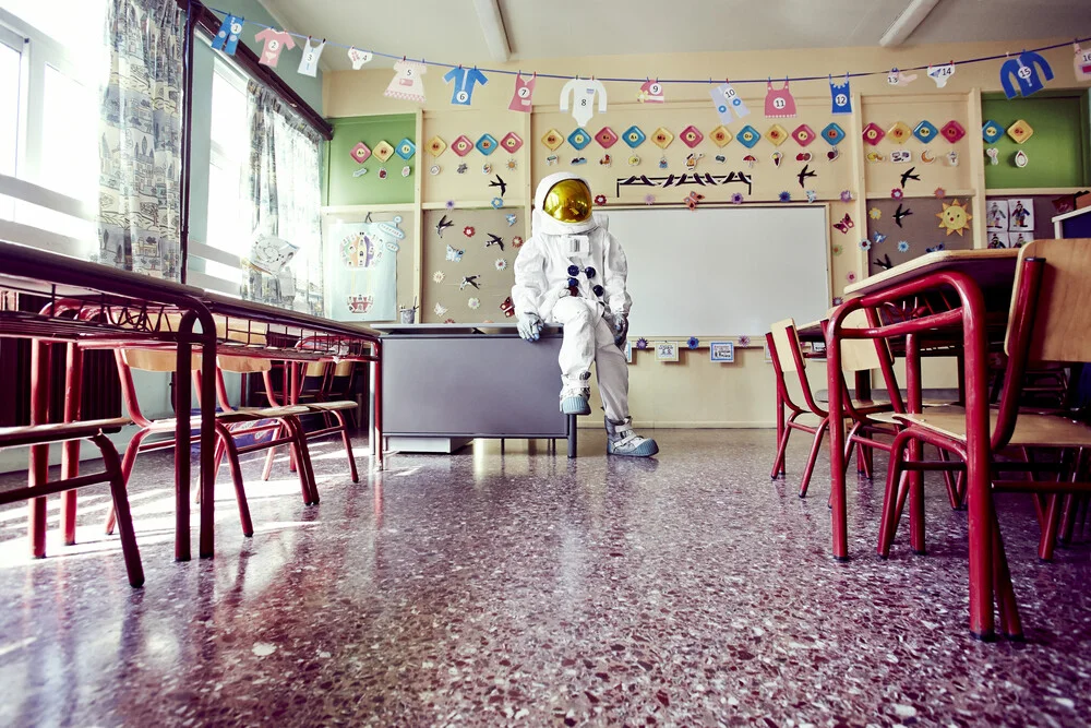 Der Protestonaut in einem leeren Klassenzimmer - fotokunst von Sophia Hauk