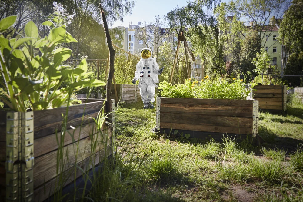 Protestonaut: Urban Gardening - fotokunst von Sophia Hauk