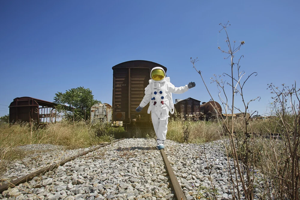 Der Protestonaut balanciert auf einer stillgelegten Eisenbahnstrecke - fotokunst von Sophia Hauk