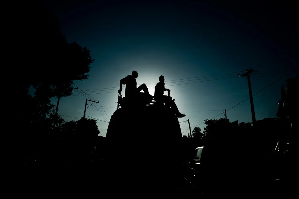 Busfahrt in Haiti - fotokunst von Michael Wagener