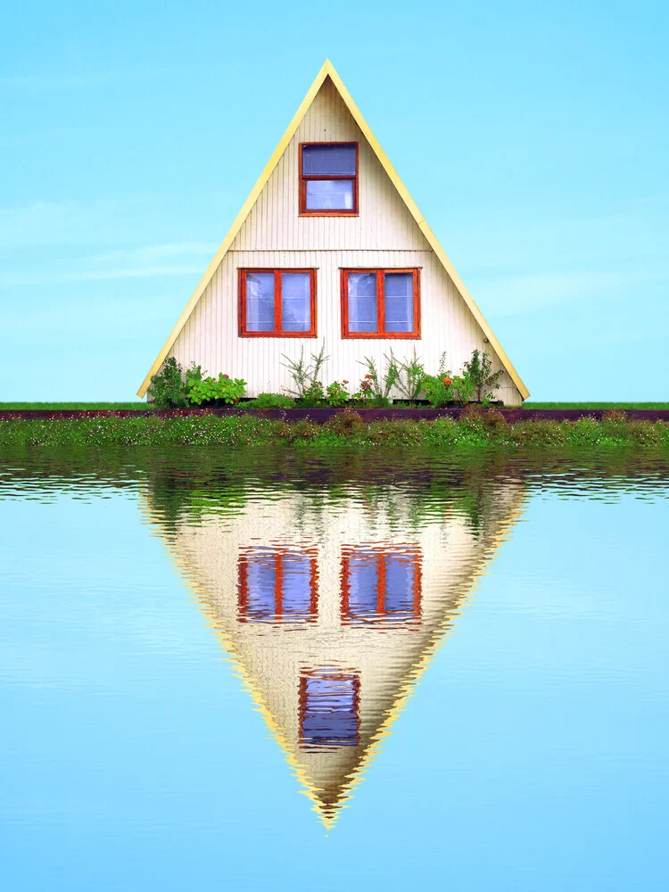House and their reflection in the water at the edge of a lake - fotokunst von Pascal Krumm