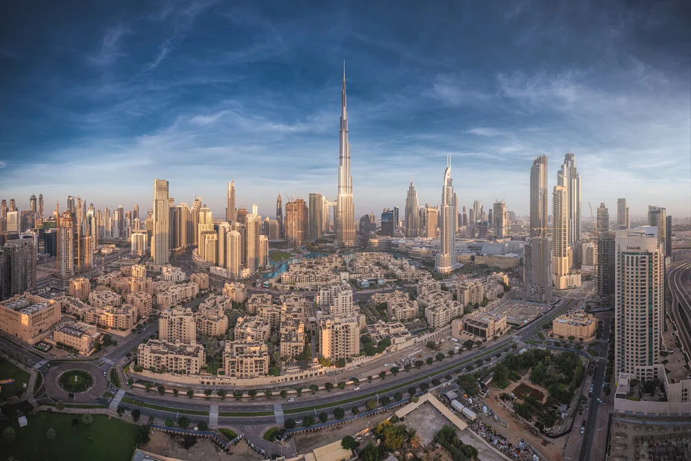 Dubai Skyline Panorama am Morgen - fotokunst von Jean Claude Castor
