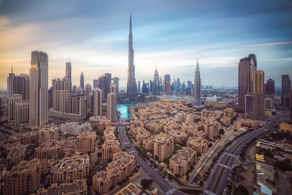 Dubai Skyline am Abend - fotokunst von Jean Claude Castor