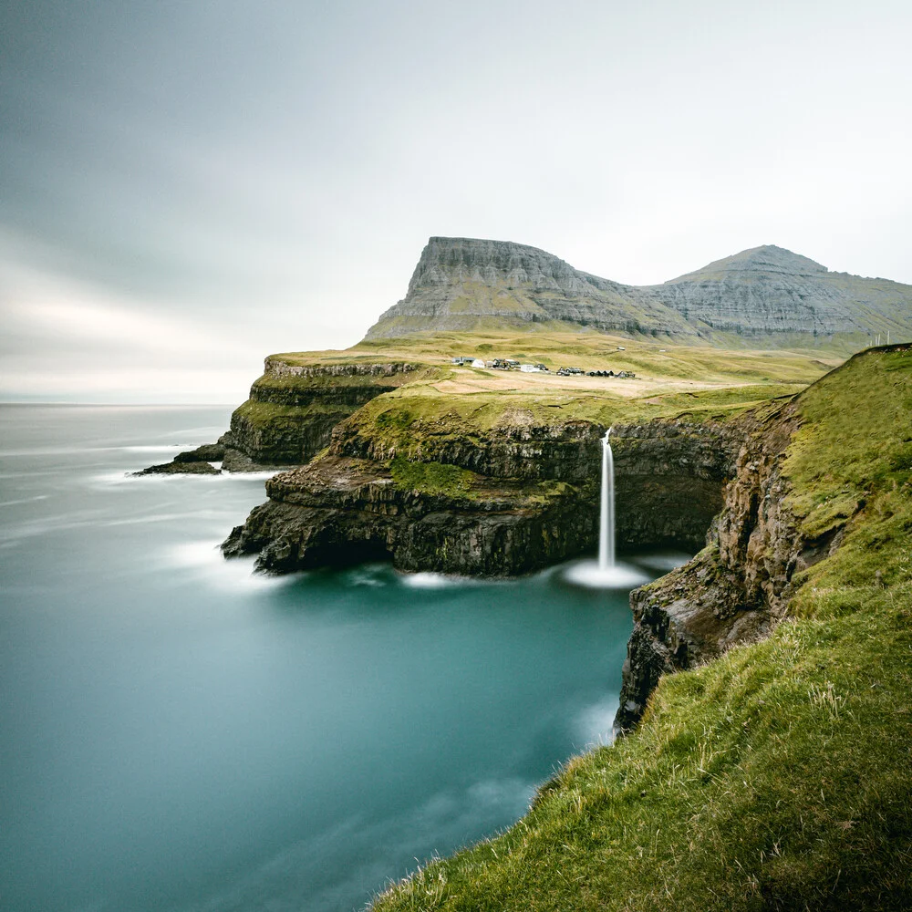 Gásadalur und Múlafossur Wasserfall II - fotokunst von Franz Sussbauer