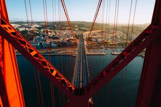 Fotokunst von André Alexander: Brücke Ponte 25 de Abril in Lissabon bei Sonnenuntergang