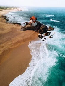 Fotokunst von André Alexander: Kapelle am Strand in Portugal, sanfte Wellen im Hintergrund.