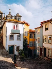 Wunderschöner Blick auf die Hinterhöfe von Porto mit bunten Häusern und warmem Licht.