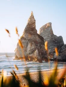 Fotokunst von André Alexander: ruhiger Strand mit sanften Wellen und Felsen in Portugal