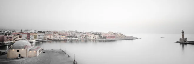 Panorama der Hafenstadt Chania mit Leuchtturm und Moschee am Sonnenuntergang.
