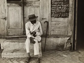 Illustration of an elderly man in elegant clothing on a street in New Orleans