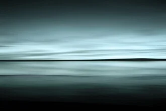Photo art by Lena Weisbek: gentle waves and clouds at the horizon
