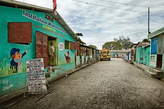 Fotokunst von Frank Domahs: kleine Schule in Sité Soley mit fröhlichen Kindern