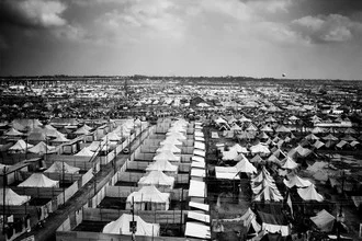 Farbenfrohe Aufnahme von Allahabad während der Kumbh Mela mit Zelten und Himmel.