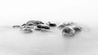Fotografie von Steinen in Meditation, Fokus auf Ruhe und Gelassenheit.