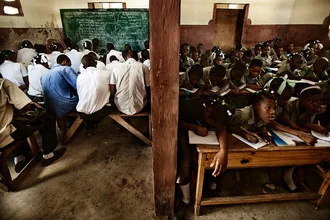 Fotografie von Schülern in einem Klassenzimmer in Port-au-Prince, Haiti.
