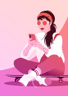Pia Kolle, Skaterin mit Sonnenbrille und Smartphone in der Abendsonne (Deutschland, Europa)