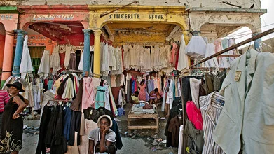 Fotokunst von Frank Domahs: Straßenmarkt in Port-au-Prince mit bunten Verkäufern.