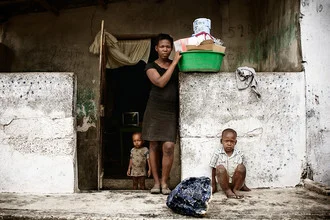 Wandbild von Frank Domahs: Mutter mit Kind in einer Straßenszene in Haiti
