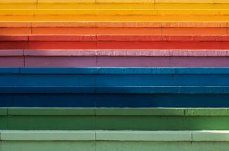 Buntes Treppenmotiv in urbaner Umgebung, das Lebensfreude und Kreativität ausstrahlt.