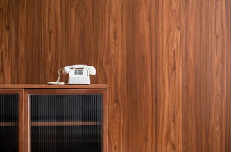 Fotokunst von AJ Schokora: Retro-Telefon in einem minimalistisch eingerichteten Raum
