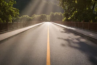 Fotokunst von AJ Schokora: Brücke in der Natur mit Sonnenstrahlen
