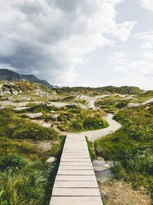 Fotokunst von Thomas Richter: Wanderer auf einem schmalen Pfad in den Schweizer Bergen.