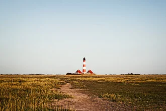 Fotokunst von Manuela Deigert: sanfte Landschaft der Westerhever Salzwiesen mit Leuchtturm