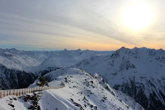 Photo by Miriam Reugels: Morning light over snow-covered mountains in the Alps.