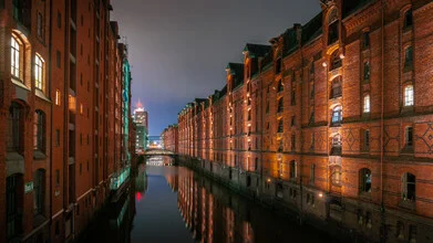Fotokunst von Nils Steiner: Speicherstadt Hamburg bei Nacht, sanfte Lichtreflexionen
