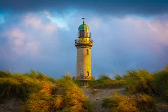 Fotokunst von Martin Wasilewski: Leuchtturm mit Sonnenuntergang am Meer